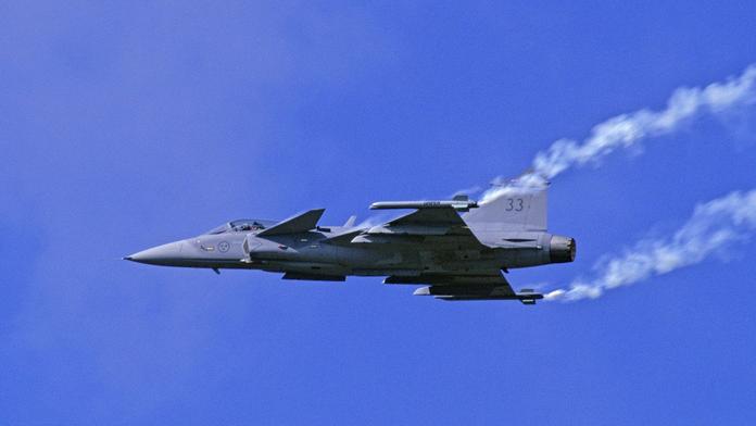 Extrémní hašení: Švédové nasadili proti požárům i Gripeny. VIDEO