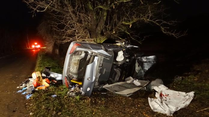 Řidič (26) narazil do stromu a utekl! Pět zraněných nechal v autě