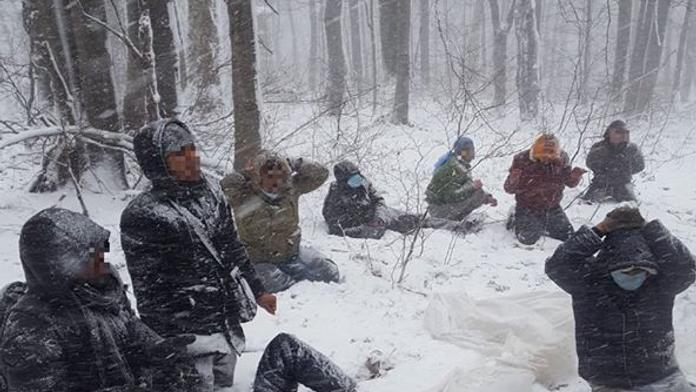 Migrant zemřel ve sněhové bouři na hranici Slovenska. Další zadržela policie