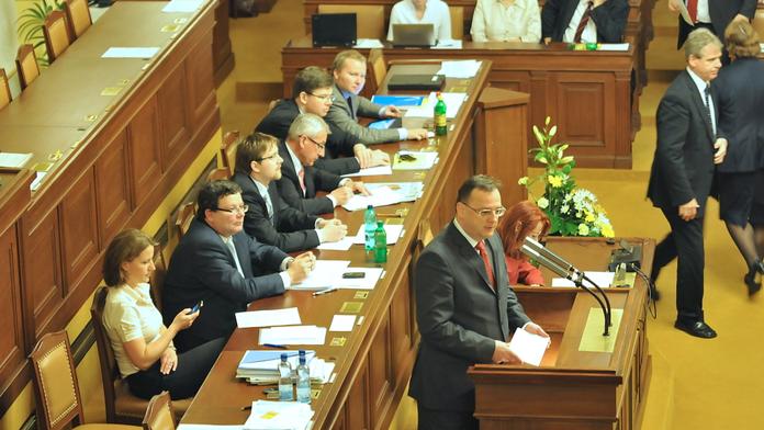 Přežije Nečasova vláda? Hlasovat o nedůvěře se bude ve středu
