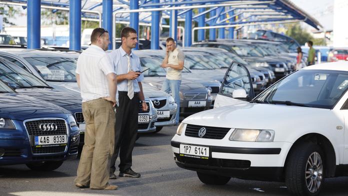 Urychlený zákaz stáčení tachometrů chtějí i obchodníci s ojetinami