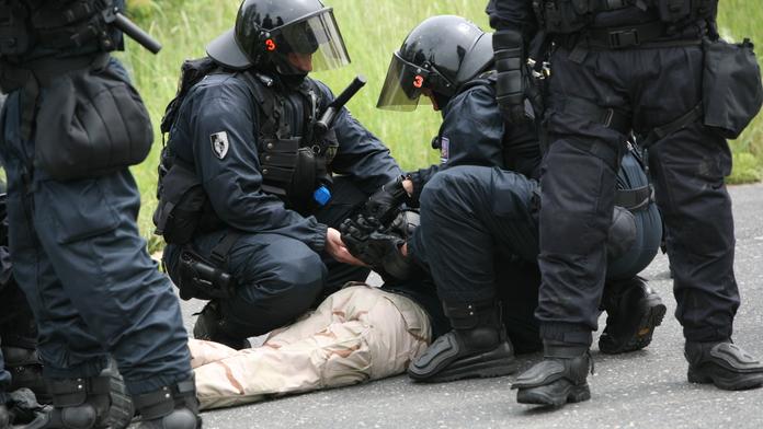 Policista obchodující s drogami dal do zástavy služební zbraň!