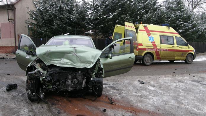 Zdrogovaný mladík ujížděl policistům, po nehodě skončil v poutech
