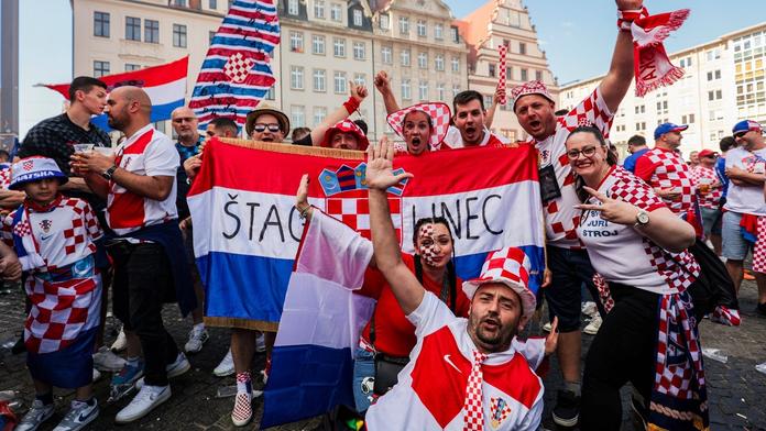 Bizarní příběh z Eura. Žena pokousala mladíka, pak ho okradla o hraný dres