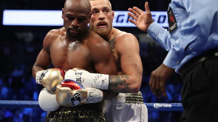 Nikdy tě neopustím! Momentka ze zápasu Floyd vs. Conor baví svět