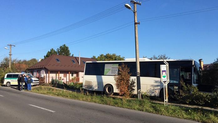 Autobus se 13 lidmi skončil na zahradě domu! Řidiči bylo špatně