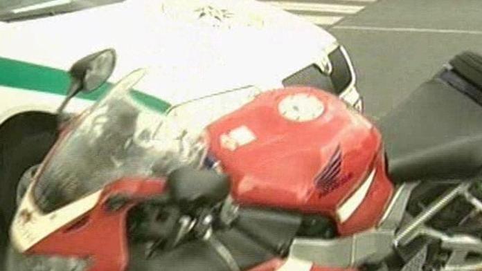 EXKLUZIVNĚ: Policisté narazili do motorkáře, který před nimi ujížděl