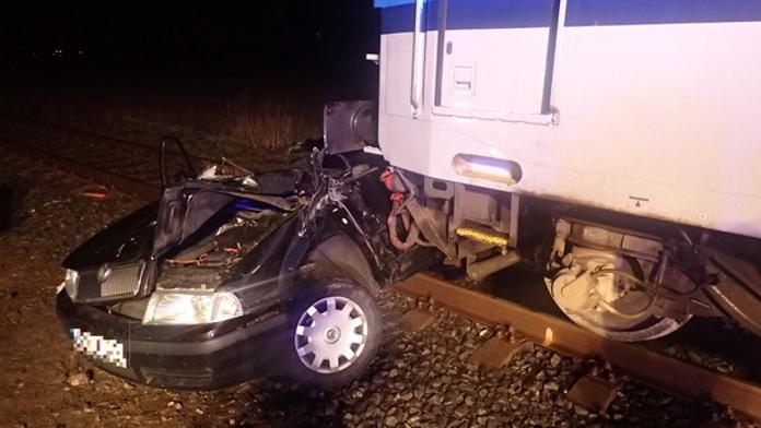 Vlak smetl auto na přejezdu v Krnově, zraněné museli vystříhat