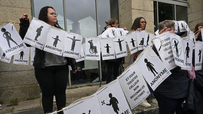 Demonstrace na podporu obětí u soudní budovy, 28. 5. 2025