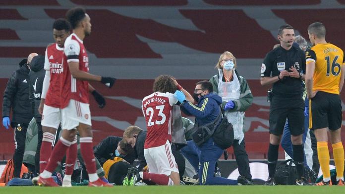 VIDEO: Hrozivý střet v Premier League. Útočník utrpěl frakturu lebky