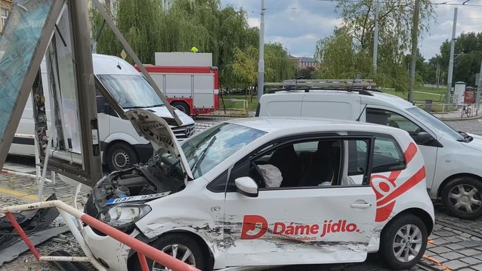 Havárka dvou aut na Malé Straně zablokovala dopravu, jeden řidič se zranil