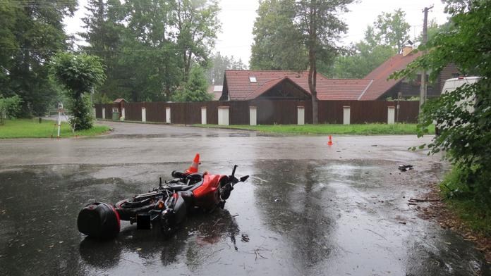 Řidička chtěla odtáhnout zraněného motorkáře, přejela ho dodávka