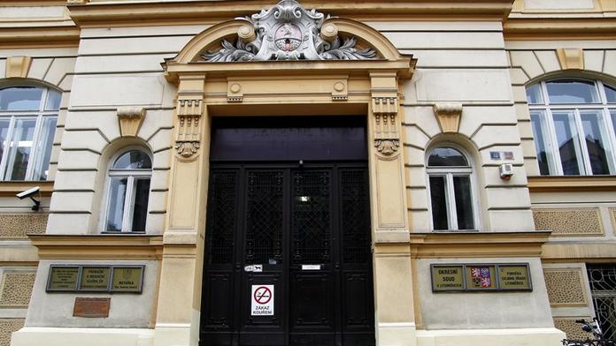 Muž (57), který se včera zapálil před litoměřickým soudem, nepřežil