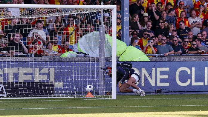 Parašutista po tvrdém nárazu do tyče na stadionu Go Ahead Eagles