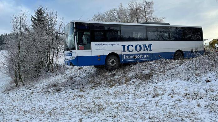 Autobus po nehodě uvízl, hasiči povolali na pomoc těžkou techniku!