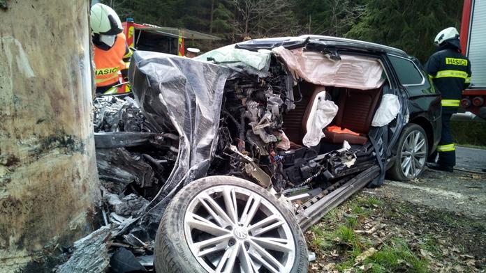 U Dolního Dvořiště narazilo auto do stromu. Mladý řidič nehodu nepřežil