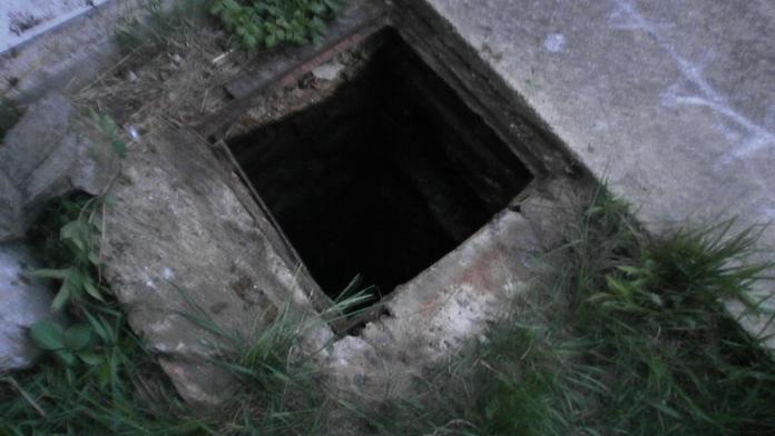 Tříletý chlapec si hrál na schovávanou, spadl do nezabezpečeného kanálu!