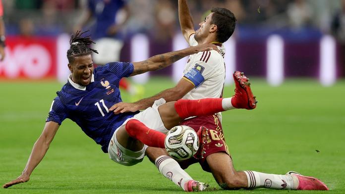 Olise brutálně prošlápl Rodriho. Rozhodčí nevytáhl ani žlutou
