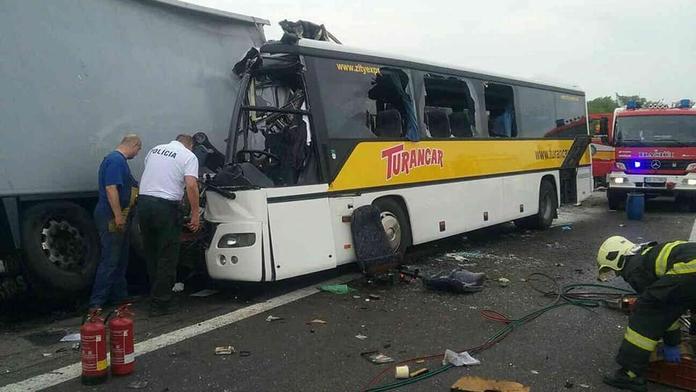 Autobus narazil do náklaďáku, dva mrtví! Zraněné vyprostili hasiči