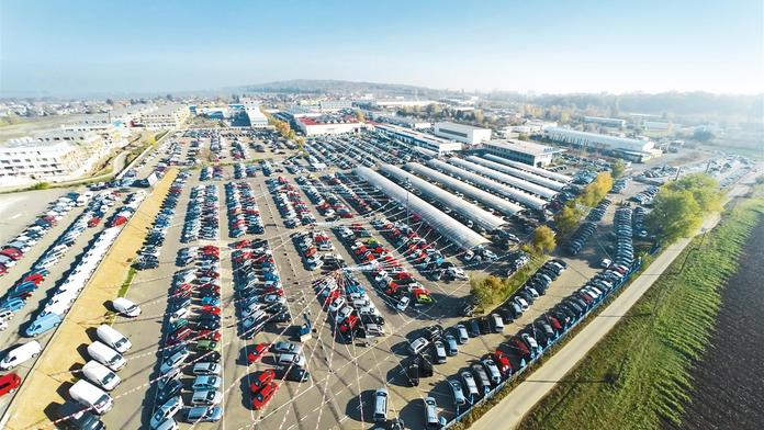 Mladí s alternativními palivy neexperimentují, elektromobily je lákají, ale jsou pro ně nedostupné
