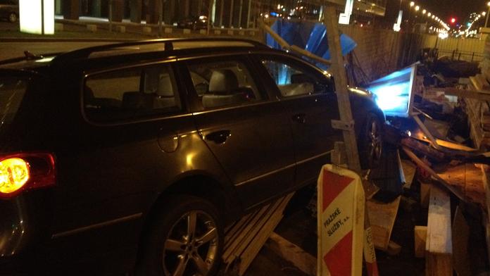Řidička nezvládla řízení, její Passat skončil na staveništi