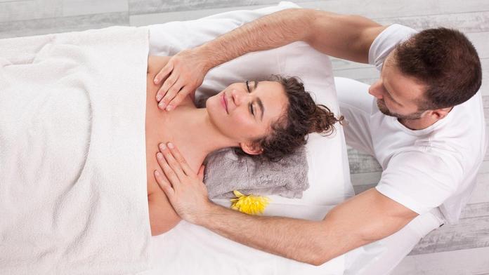 Masér masíroval dívky víc než chtěly. Hledají se další poškozené