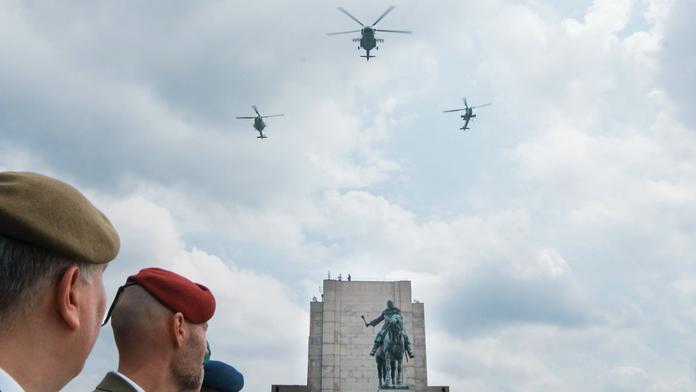 Pražany vyděsila vojenská letadla nad městem. Armáda slaví