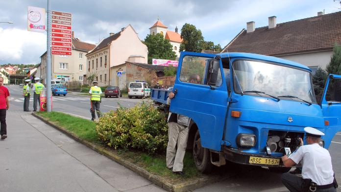 DĚSIVÁ NEHODA! Z havarované avie se UTRHLO KOLO a PŘIZABILO CHODCE!