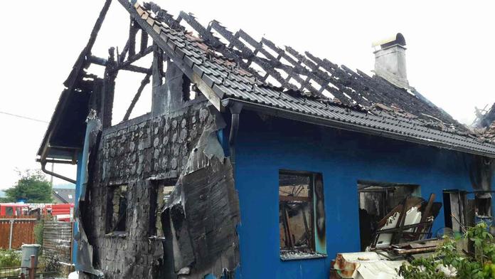 Hořící dům na Jihlavsku byl plný střeliva. Při požáru explodovalo