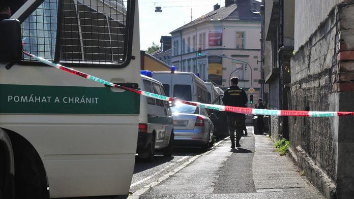 V paneláku našli mrtvou ženu! Policie zadržela tři podezřelé 