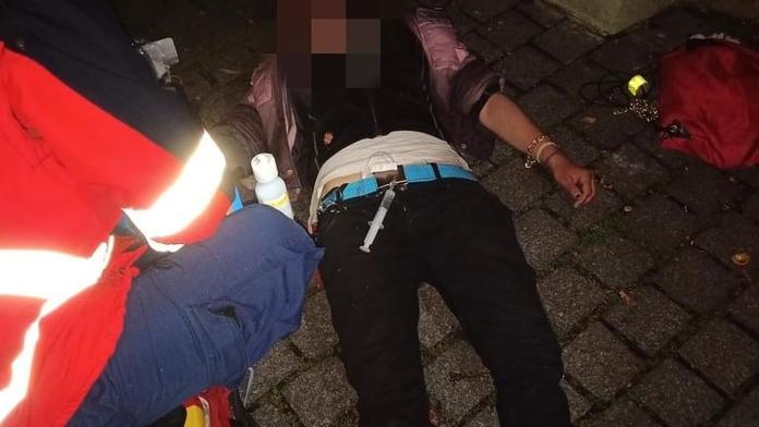 Opilá bezdomovkyně napadla seniora (85), pěstmi ho tloukla do hlavy