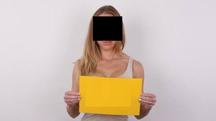 Policejní zásah na pornocastingu v Praze! Zatkli 9 lidí kvůli nucení dívek k sexu