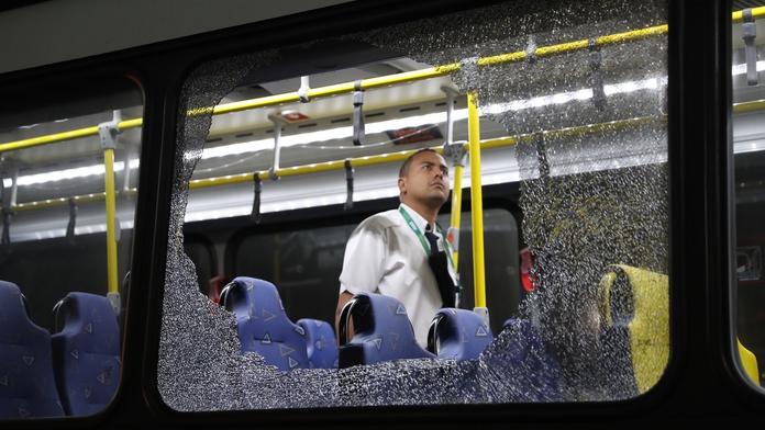 V Riu se zřejmě znovu střílelo! Teď na autobus s novináři