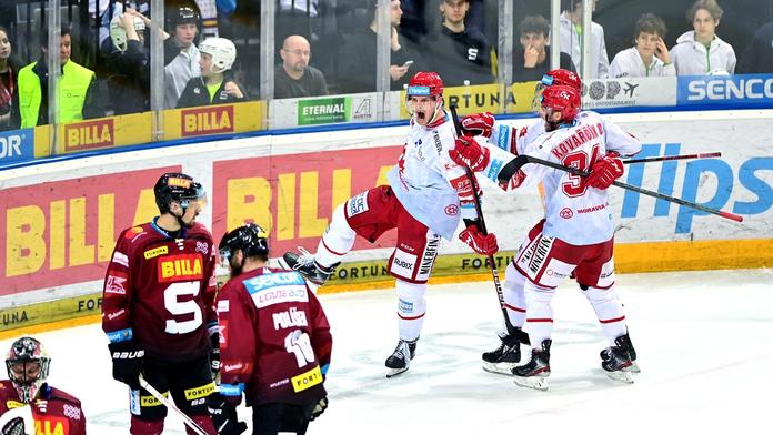 Sparta doma v play-off poprvé prohrála. Její fanoušci dělali v závěru ostudu