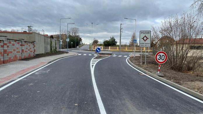 Řidiči v Milovicích zuří. Před odbočením je čeká trestné kolečko