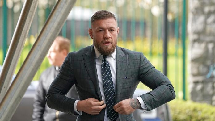 Průšvih pro zápasníka McGregora, Ir je obviněn ze šesti trestných činů
