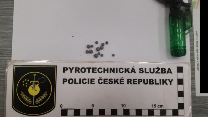 Chlapci si hráli s výbušnými kuličkami, jednoho exploze popálila v obličeji