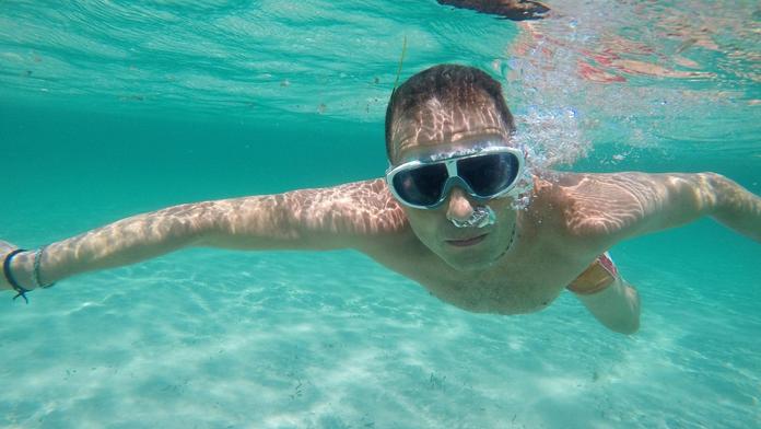 VIDEO: Plavání v moři se změnilo v horor. Muže napadla dravá ryba