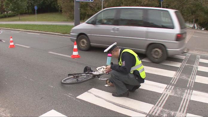 Chlapec na kole nezvládl brždění, v bezvědomí jej odváželi záchranáři