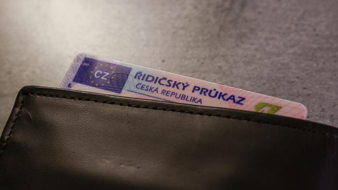 Zkontrolujte si řidičáky. Téměř 760 tisíc lidí si letos musí průkaz vyměnit za nový