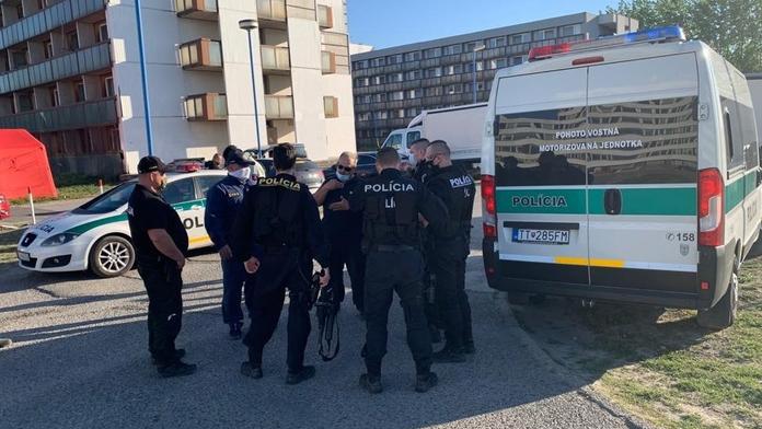 V karanténě se opilo 52 dřevorubců, zasahovaly pohotovostní jednotky!