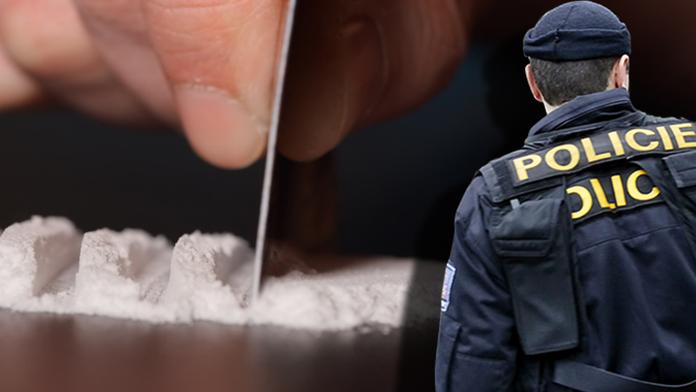 Cizinci platili za drogy falešnými bankovkami. Koupili jedlou sodu