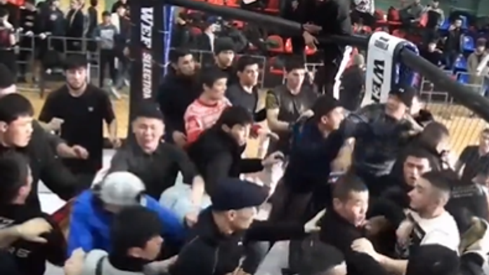 Skandál v Rusku. V kleci pro MMA se strhla bitka, porvalo se přes padesát lidí