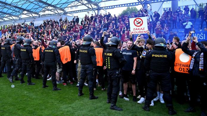 Těžkooděnci brání fanouškům Sparty ve vstupu na hrací plochu