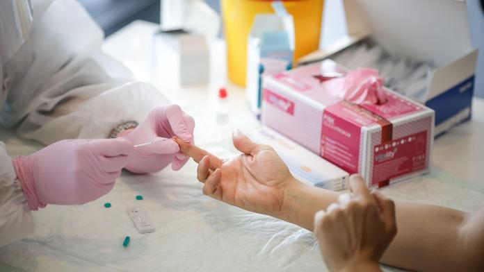 Británie spouští hromadné testování na protilátky. V ČR uznávané nebudou