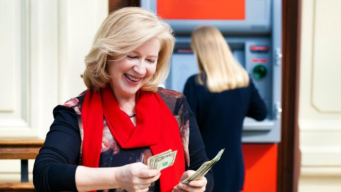 Žena si chtěla vybrat poslední peníze, na účtu našla téměř miliardu dolarů!