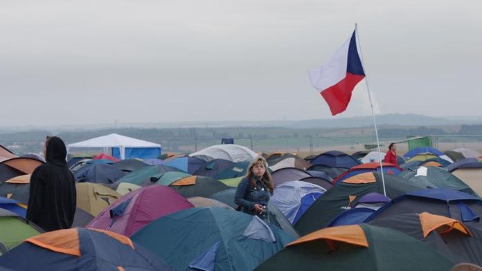 Kempem se prohnal vichr, stany skončily na stromě a na drátech