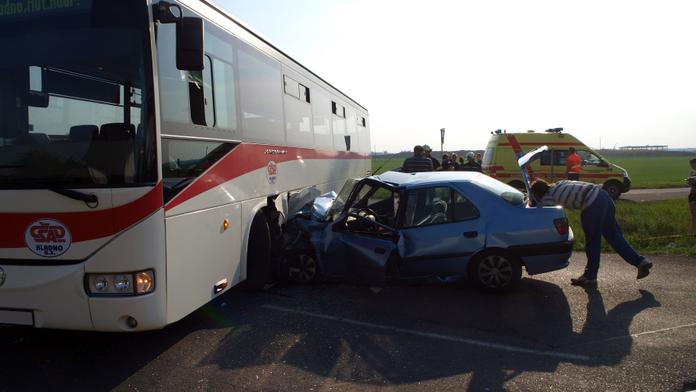 Při srážce autobusu a auta jeden člověk zemřel, dalších sedm bylo zraněno
