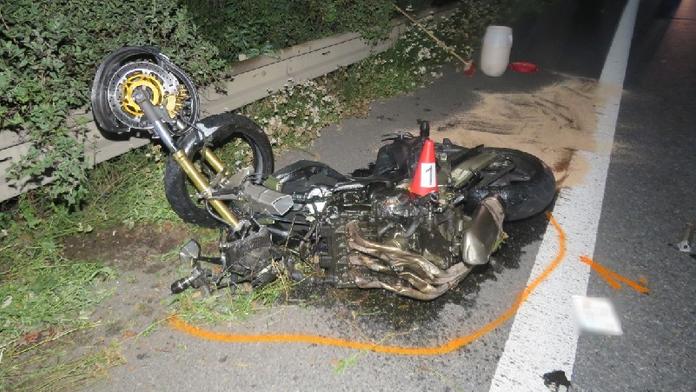 Motorkář u Brna nezvládl předjíždění, náraz do passatu nepřežil!