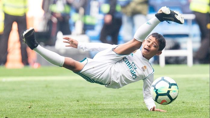 Jde ve šlépějích svého otce. Syn Ronalda opouští United a vrací se do Realu